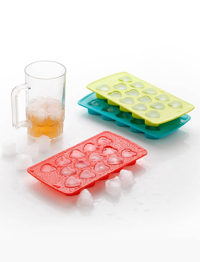 Heart-shaped ice cube tray, adds a festive touch to drinks. Heart-shaped ice cube tray, adds a festive touch to drinks.